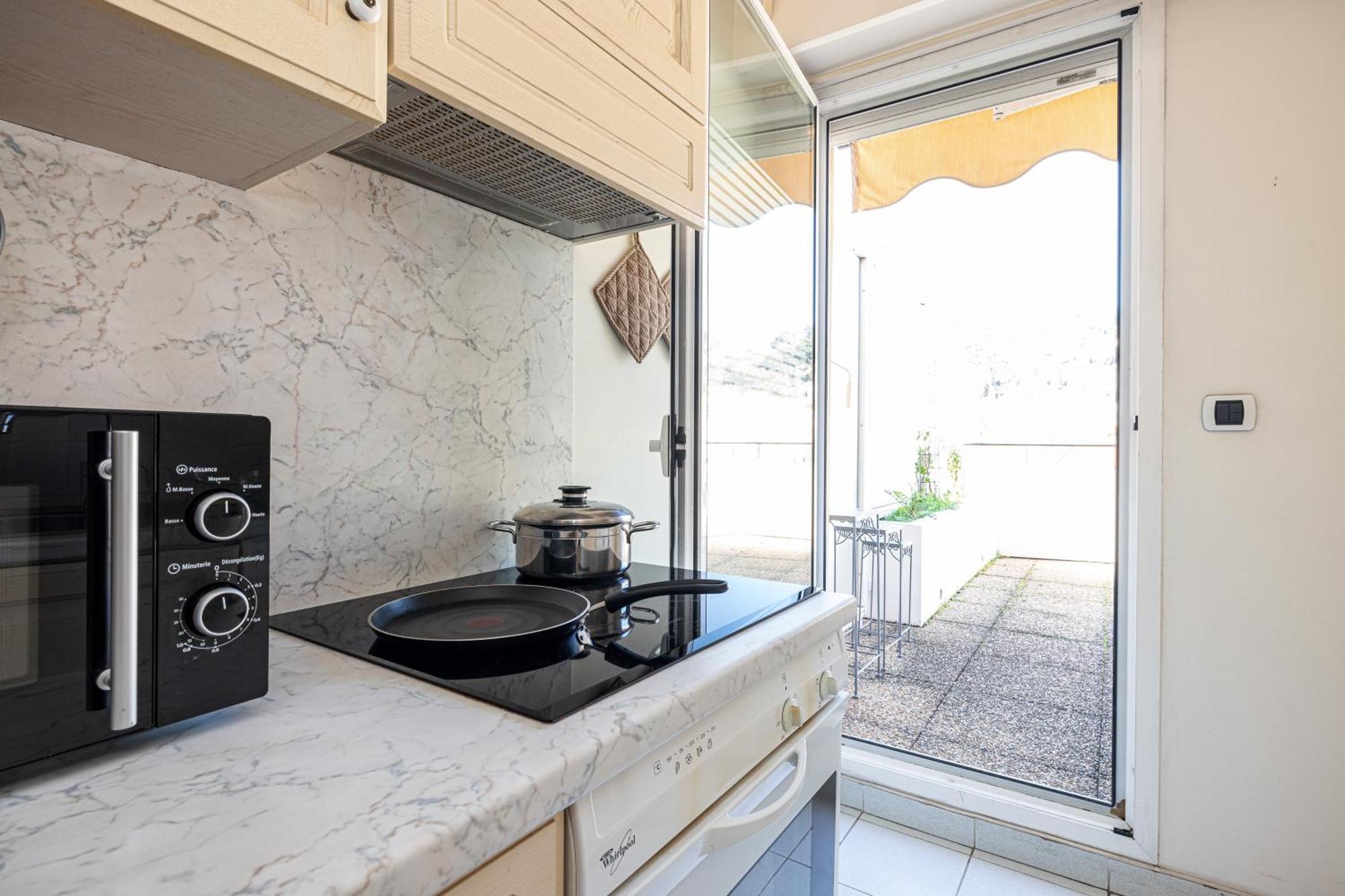 Victoria Bergamote Attic - Happy Rentals Menton Bagian luar foto
